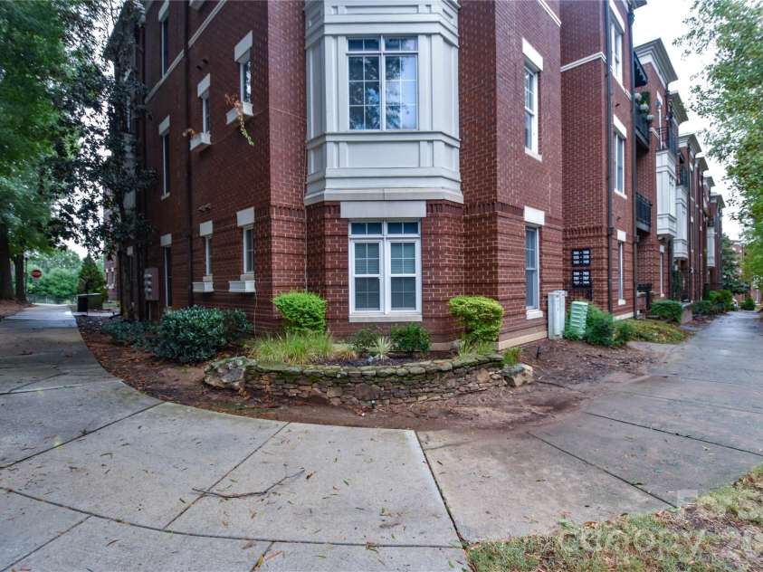 727 Garden District Drive, Charlotte, NC 28202.  MLS# CAR4428737, YatesRealty ID 53665. 