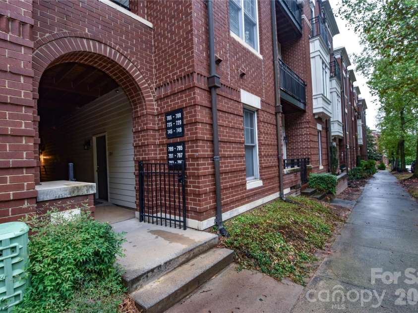 727 Garden District Drive, Charlotte, NC 28202.  MLS# CAR4428737, YatesRealty ID 53665. 