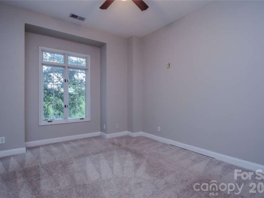 727 Garden District Drive, Charlotte, NC 28202.  MLS# CAR4428737, YatesRealty ID 53665. Large Primary Bedroom
