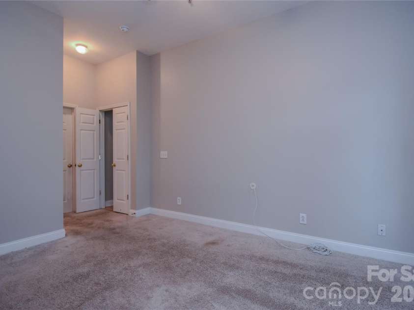 727 Garden District Drive, Charlotte, NC 28202.  MLS# CAR4428737, YatesRealty ID 53665. Primary Bedroom