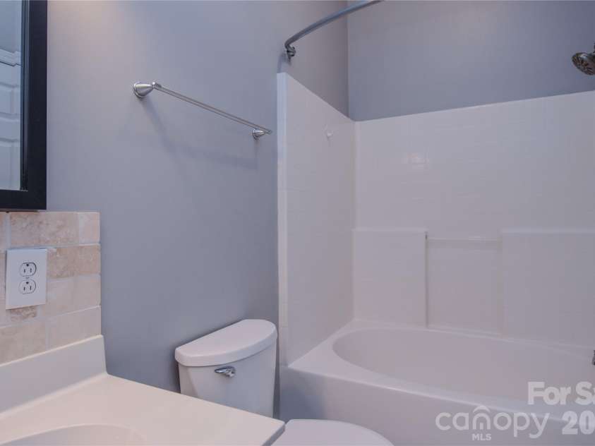 727 Garden District Drive, Charlotte, NC 28202.  MLS# CAR4428737, YatesRealty ID 53665. Shower & Large Tub