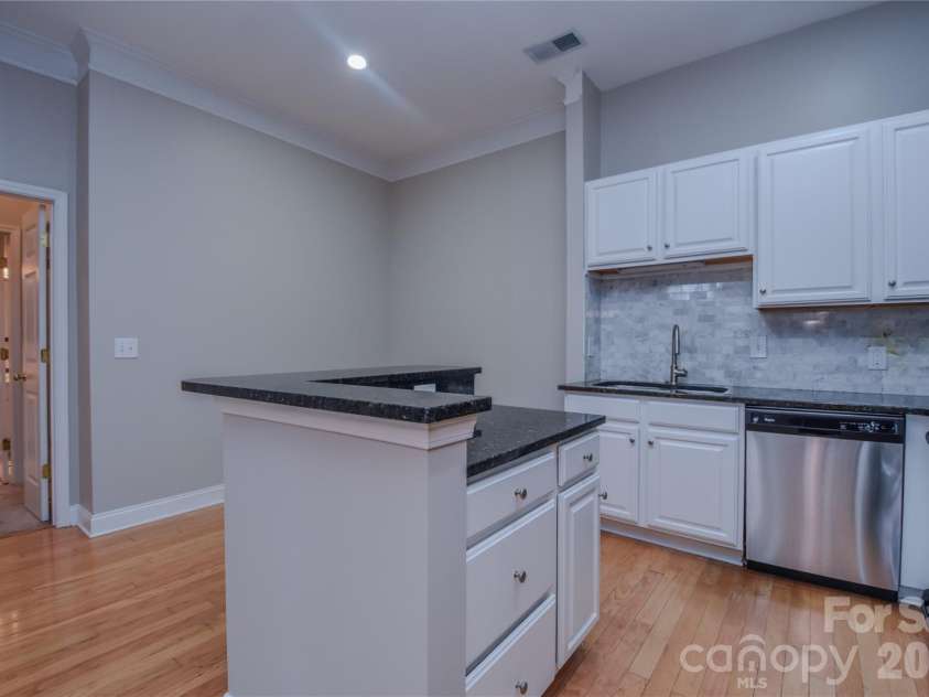727 Garden District Drive, Charlotte, NC 28202.  MLS# CAR4428737, YatesRealty ID 53665. SS Appliances