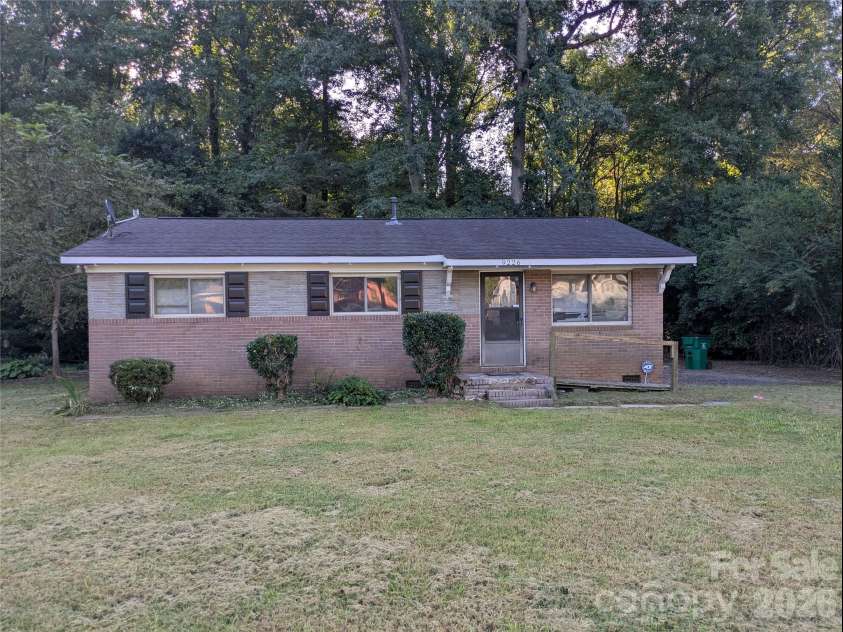 9226 Feldbank Drive, Charlotte, NC 28216.  MLS# CAR4427643, YatesRealty ID 53670. 