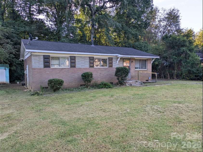 9226 Feldbank Drive, Charlotte, NC 28216.  MLS# CAR4427643, YatesRealty ID 53670. 