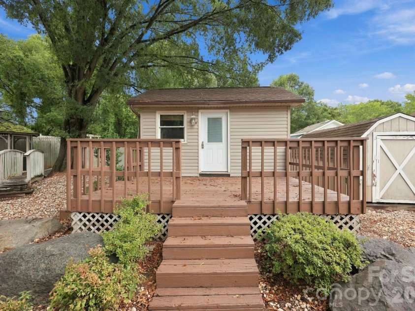 6423 Snow Bird Lane, Charlotte, NC 28227.  MLS# CAR4429603, YatesRealty ID 53678. 