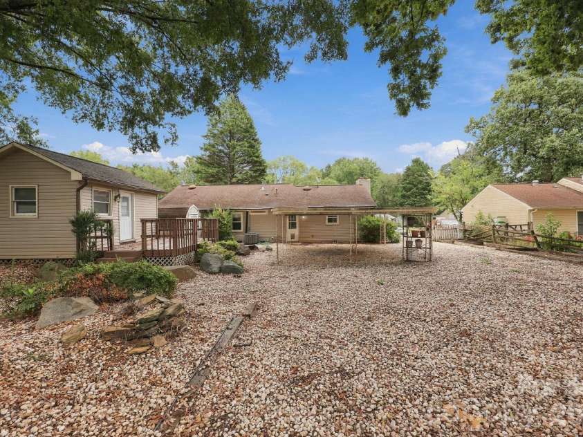 6423 Snow Bird Lane, Charlotte, NC 28227.  MLS# CAR4429603, YatesRealty ID 53678. 