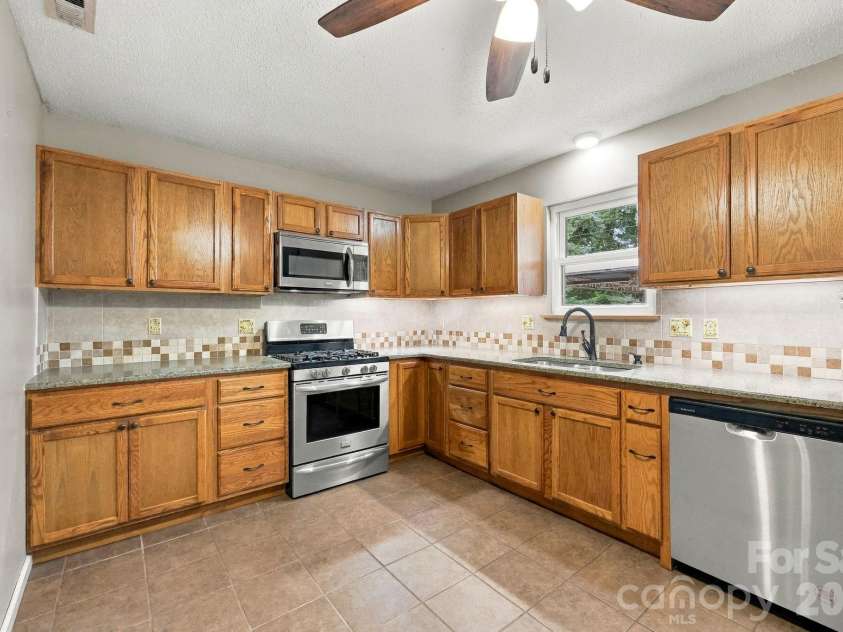 6423 Snow Bird Lane, Charlotte, NC 28227.  MLS# CAR4429603, YatesRealty ID 53678. 
