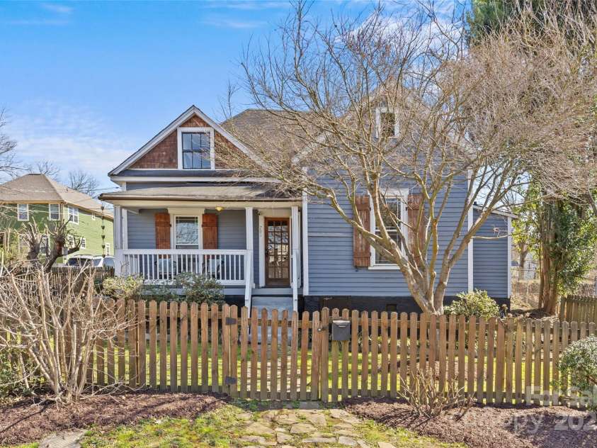 701 Torrence Street, Charlotte, NC 28204.  MLS# CAR4225479, YatesRealty ID 5368. Own a piece of CLT's history with this charming 1926 bungalow.Located in the heart of Charlotte in the historic Cherry community, home features 2 bedrooms, 1 full bath & just under 1,000 sq ft.