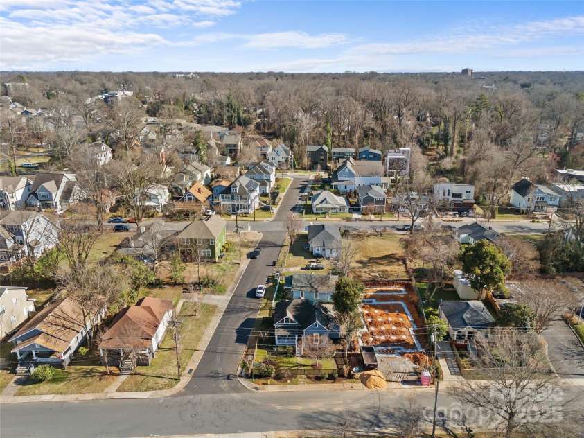 701 Torrence Street, Charlotte, NC 28204.  MLS# CAR4225479, YatesRealty ID 5368. This ideal location is between S Kings Dr. & Providence Rd. & is just minutes from CLT's Finest shopping, dining & endless activities outside the front door!