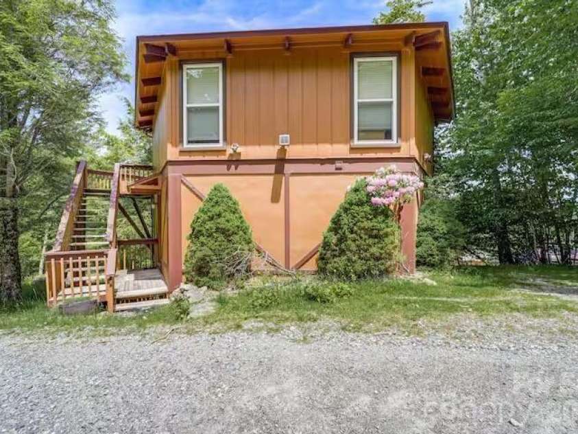 102 Cricket Way, Beech Mountain, NC 28604.  MLS# CAR4429753, YatesRealty ID 53683. 