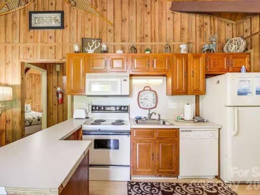 102 Cricket Way, Beech Mountain, NC 28604.  MLS# CAR4429753, YatesRealty ID 53683. 