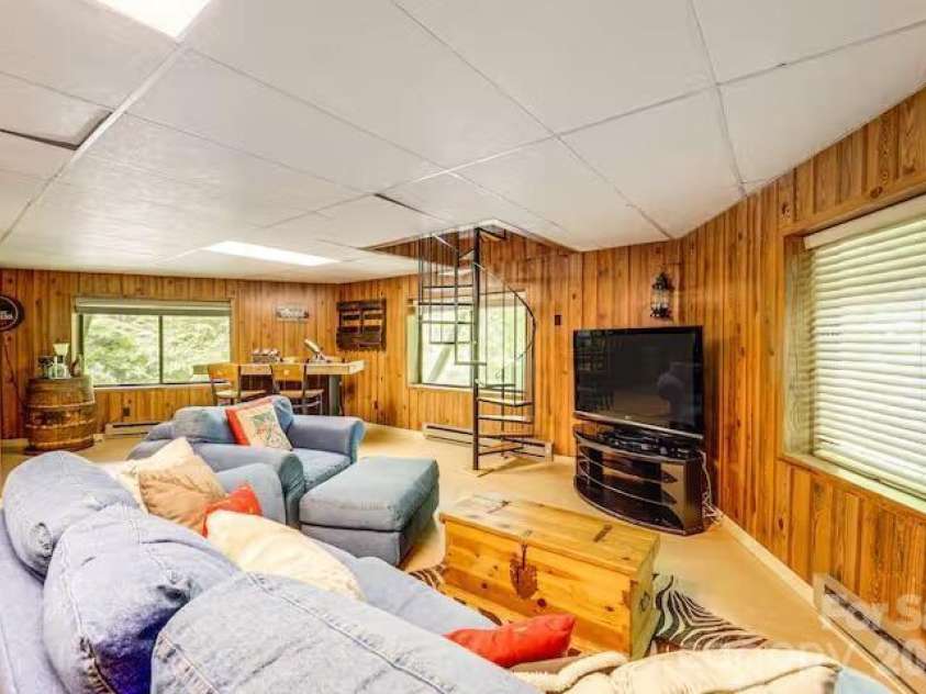 102 Cricket Way, Beech Mountain, NC 28604.  MLS# CAR4429753, YatesRealty ID 53683. 