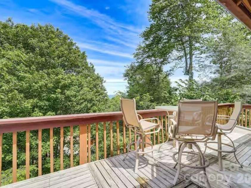 102 Cricket Way, Beech Mountain, NC 28604.  MLS# CAR4429753, YatesRealty ID 53683. 