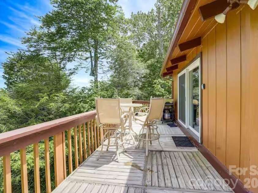 102 Cricket Way, Beech Mountain, NC 28604.  MLS# CAR4429753, YatesRealty ID 53683. 