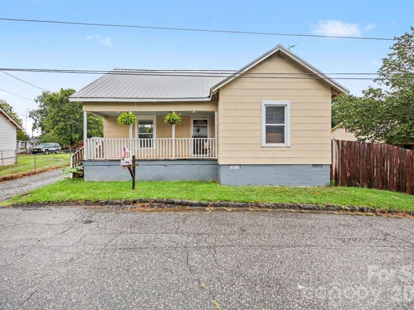 208 Copley Street, Lexington, NC 27292.  MLS# CAR4427457, YatesRealty ID 53685. 