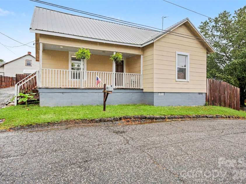 208 Copley Street, Lexington, NC 27292.  MLS# CAR4427457, YatesRealty ID 53685. 