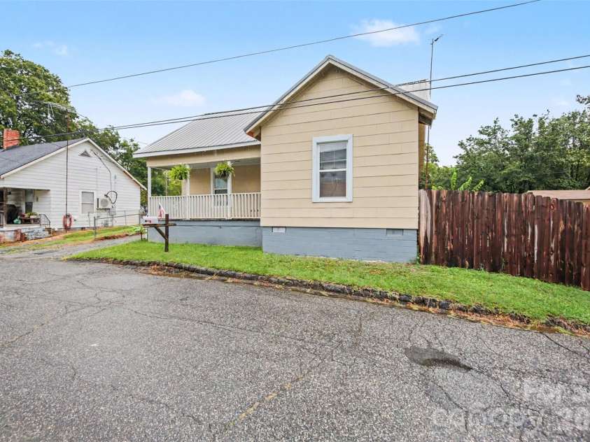 208 Copley Street, Lexington, NC 27292.  MLS# CAR4427457, YatesRealty ID 53685. 