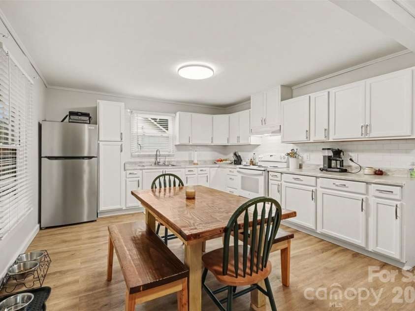 208 Copley Street, Lexington, NC 27292.  MLS# CAR4427457, YatesRealty ID 53685. 