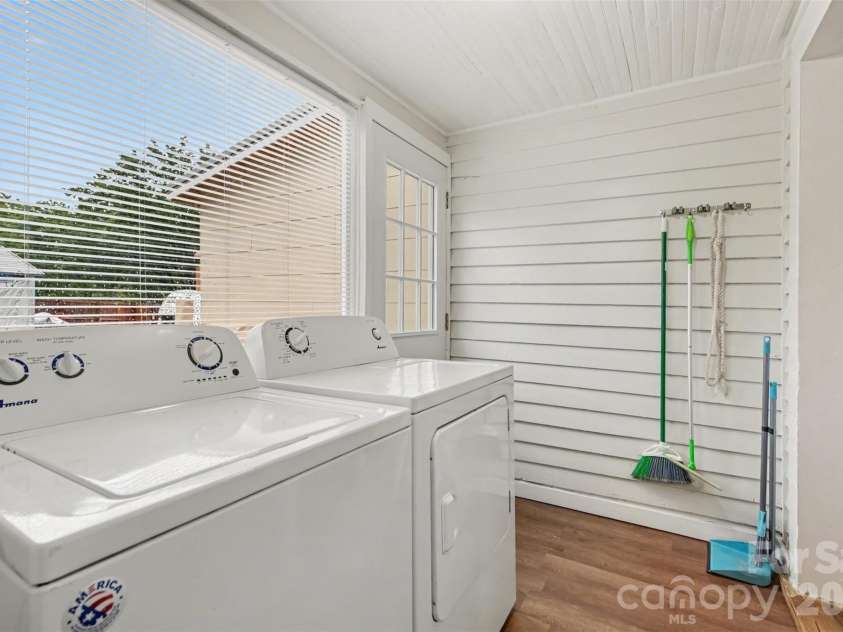 208 Copley Street, Lexington, NC 27292.  MLS# CAR4427457, YatesRealty ID 53685. 