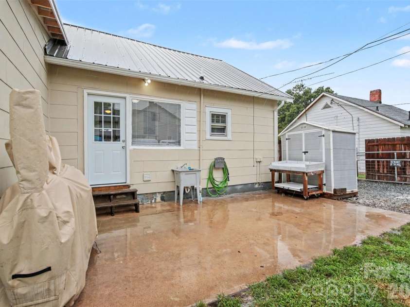 208 Copley Street, Lexington, NC 27292.  MLS# CAR4427457, YatesRealty ID 53685. 