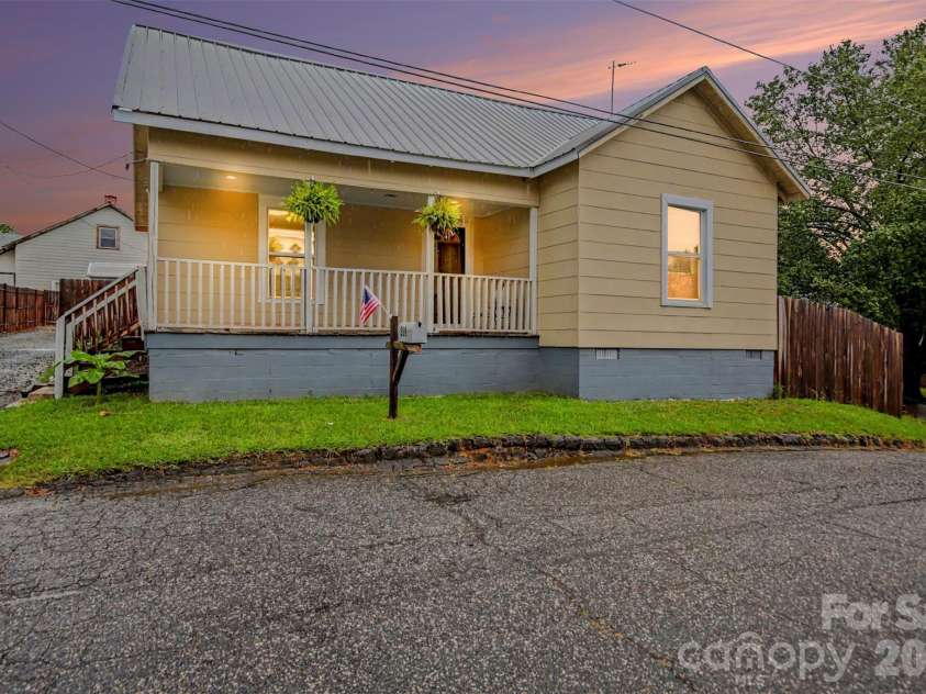 208 Copley Street, Lexington, NC 27292.  MLS# CAR4427457, YatesRealty ID 53685. 