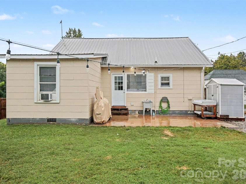 208 Copley Street, Lexington, NC 27292.  MLS# CAR4427457, YatesRealty ID 53685. 
