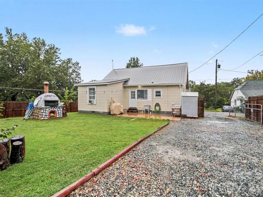 208 Copley Street, Lexington, NC 27292.  MLS# CAR4427457, YatesRealty ID 53685. 