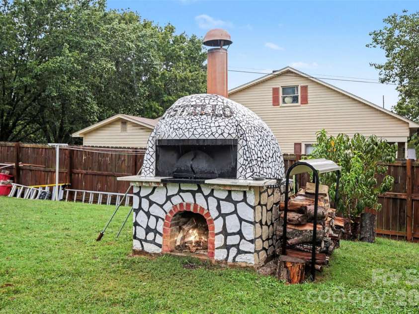 208 Copley Street, Lexington, NC 27292.  MLS# CAR4427457, YatesRealty ID 53685. 