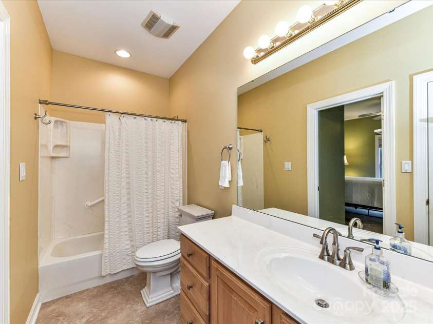 11406 Olde Turnbury Court, Charlotte, NC 28277.  MLS# CAR4233679, YatesRealty ID 5369. Full bath with tub/shower and tile flooring.