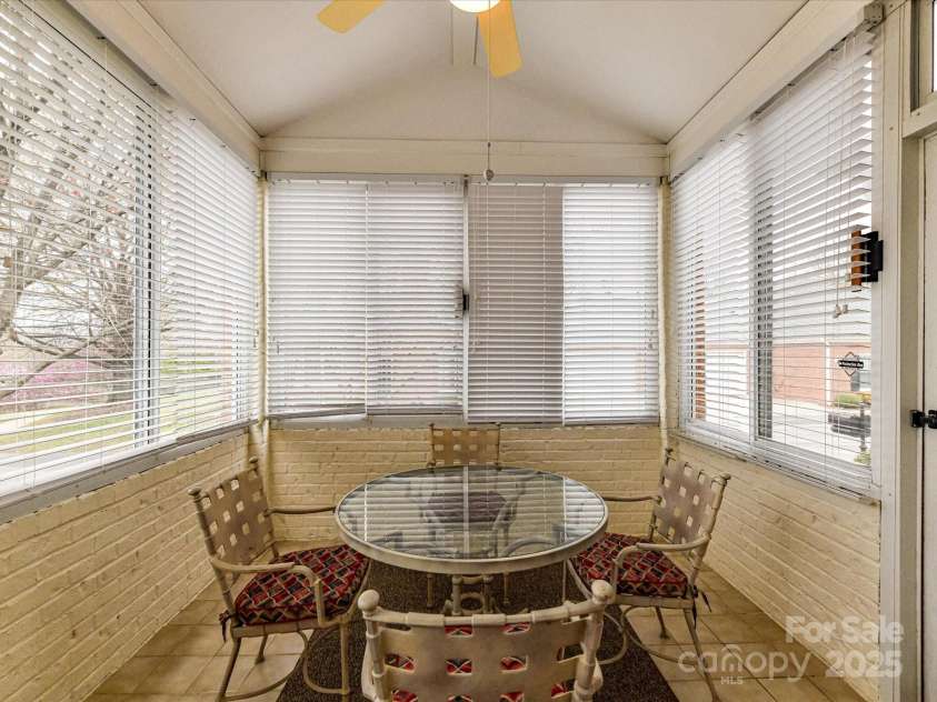 11406 Olde Turnbury Court, Charlotte, NC 28277.  MLS# CAR4233679, YatesRealty ID 5369. Lovely sunroom with windows and blinds - overhead fan and light!