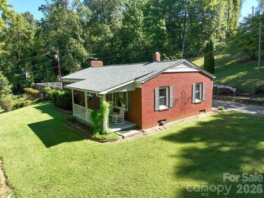 709 Berry Place, Lenoir, NC 28645.  MLS# CAR4427927, YatesRealty ID 53690. 