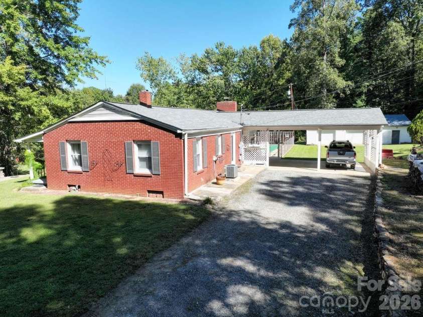 709 Berry Place, Lenoir, NC 28645.  MLS# CAR4427927, YatesRealty ID 53690. 