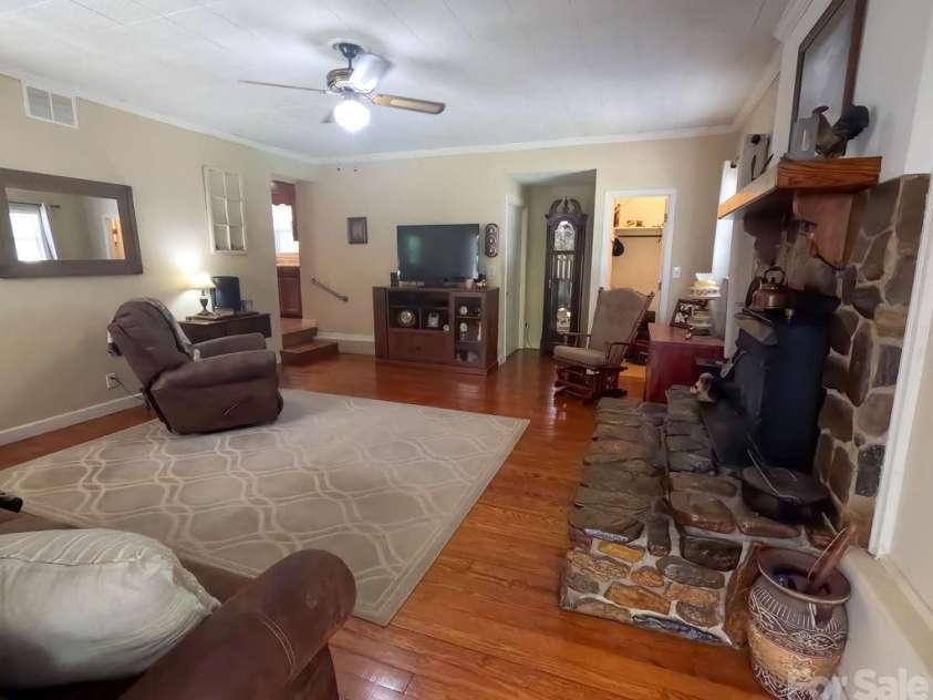 709 Berry Place, Lenoir, NC 28645.  MLS# CAR4427927, YatesRealty ID 53690. 