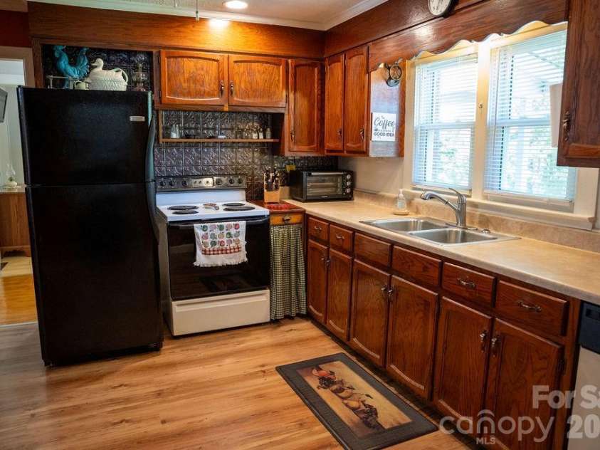709 Berry Place, Lenoir, NC 28645.  MLS# CAR4427927, YatesRealty ID 53690. 