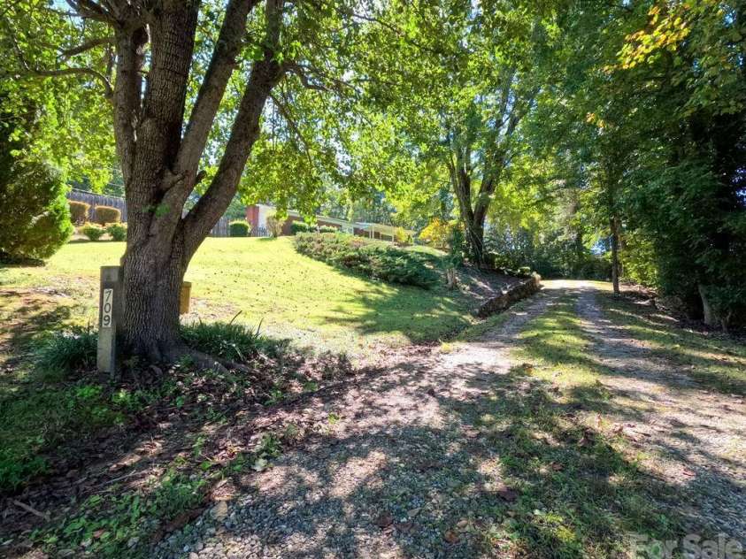 709 Berry Place, Lenoir, NC 28645.  MLS# CAR4427927, YatesRealty ID 53690. 