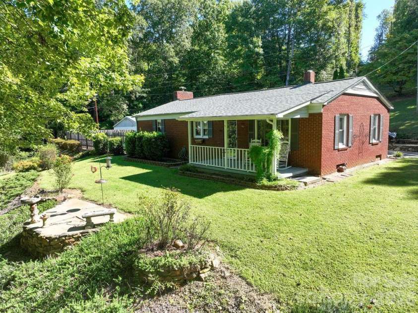 709 Berry Place, Lenoir, NC 28645.  MLS# CAR4427927, YatesRealty ID 53690. 