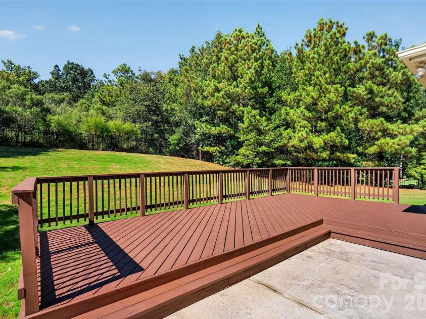 12910 Hunting Birds Lane, Charlotte, NC 28278.  MLS# CAR4427177, YatesRealty ID 53694. Back Deck