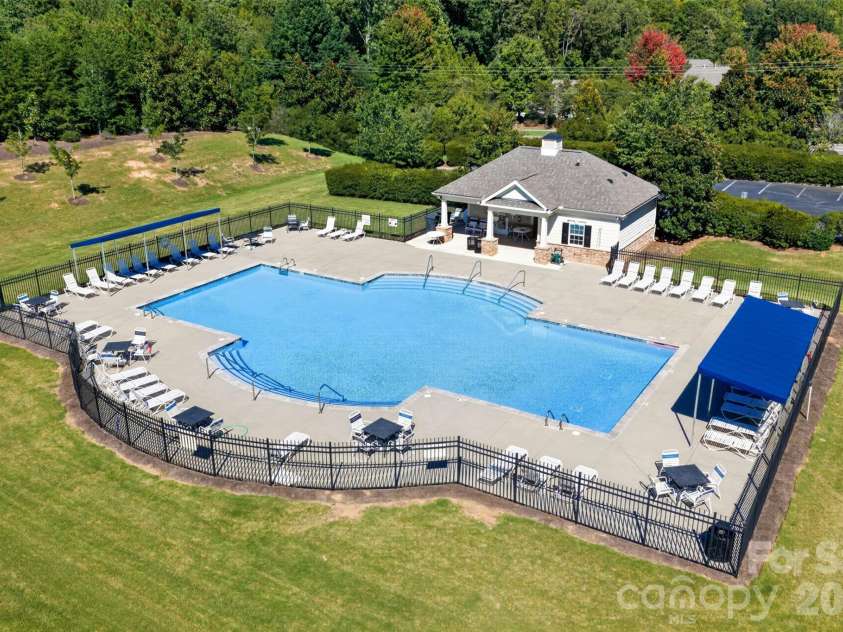 12910 Hunting Birds Lane, Charlotte, NC 28278.  MLS# CAR4427177, YatesRealty ID 53694. Community Pool