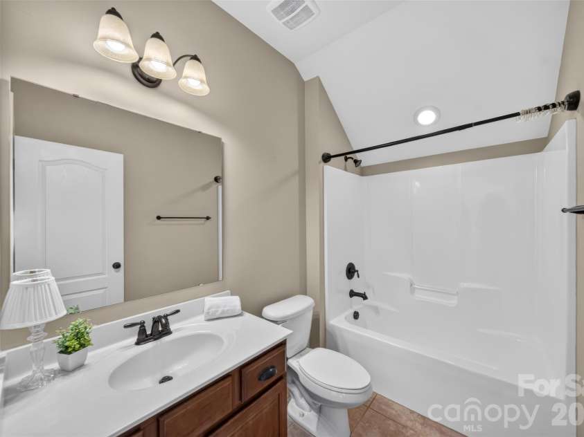 12910 Hunting Birds Lane, Charlotte, NC 28278.  MLS# CAR4427177, YatesRealty ID 53694. Full Bathroom Second Floor