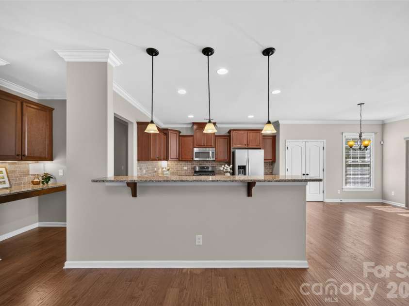 12910 Hunting Birds Lane, Charlotte, NC 28278.  MLS# CAR4427177, YatesRealty ID 53694. Kitchen