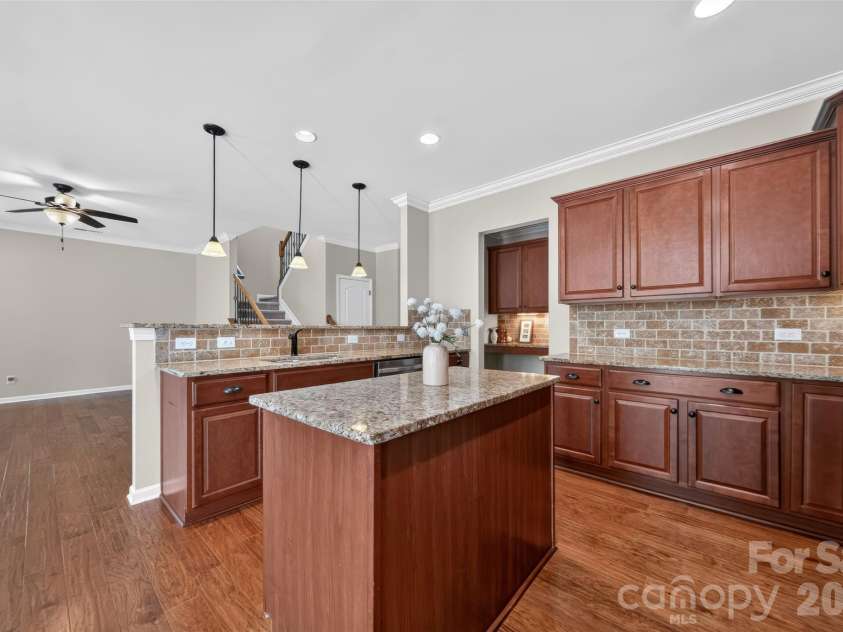 12910 Hunting Birds Lane, Charlotte, NC 28278.  MLS# CAR4427177, YatesRealty ID 53694. Kitchen