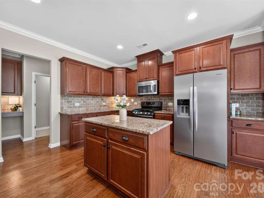 12910 Hunting Birds Lane, Charlotte, NC 28278.  MLS# CAR4427177, YatesRealty ID 53694. Kitchen