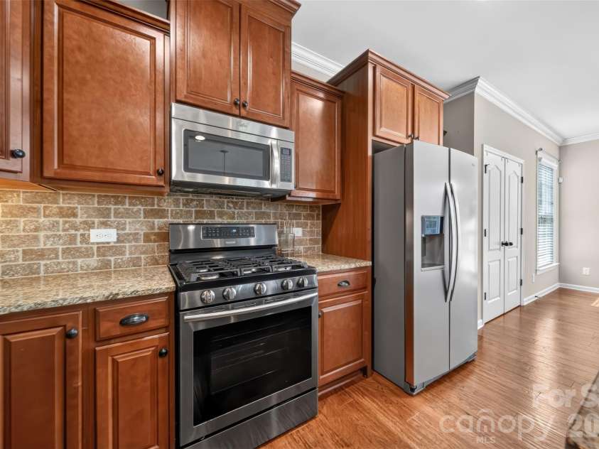 12910 Hunting Birds Lane, Charlotte, NC 28278.  MLS# CAR4427177, YatesRealty ID 53694. Kitchen