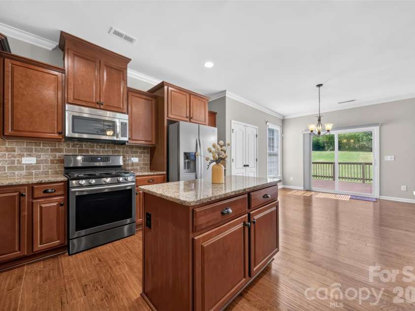 12910 Hunting Birds Lane, Charlotte, NC 28278.  MLS# CAR4427177, YatesRealty ID 53694. Kitchen and Breakfast Area