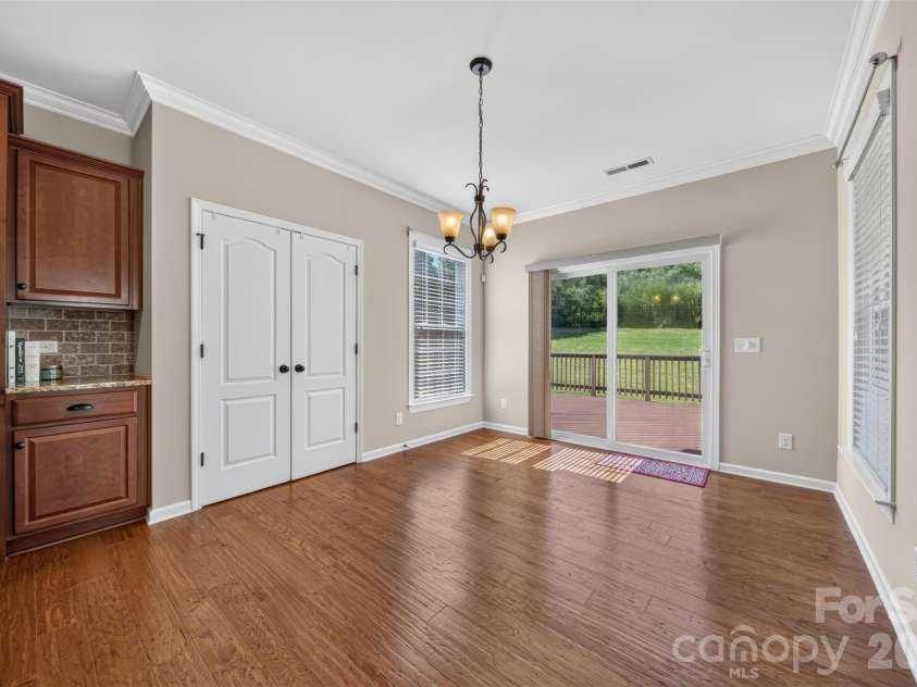 12910 Hunting Birds Lane, Charlotte, NC 28278.  MLS# CAR4427177, YatesRealty ID 53694. Kitchen and Breakfast Area