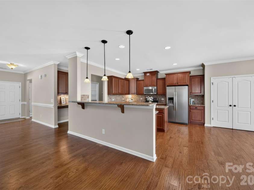12910 Hunting Birds Lane, Charlotte, NC 28278.  MLS# CAR4427177, YatesRealty ID 53694. Kitchen & Entry