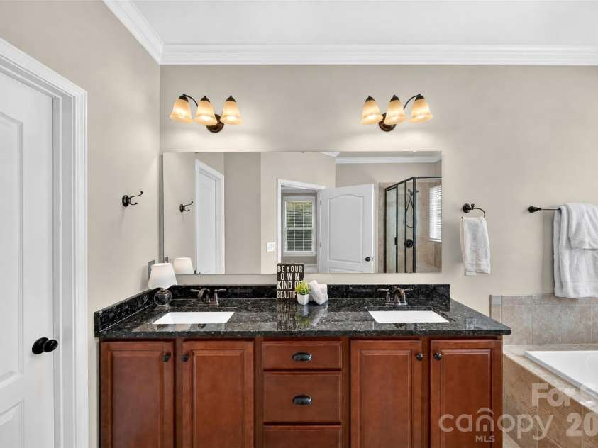 12910 Hunting Birds Lane, Charlotte, NC 28278.  MLS# CAR4427177, YatesRealty ID 53694. Primary Bathroom