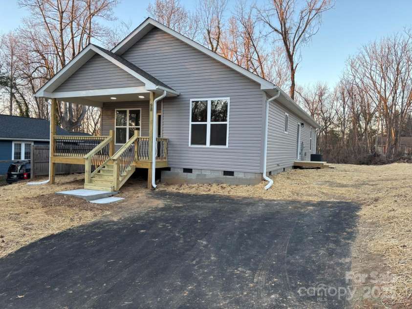 98 Brooklyn Road, Asheville, NC 28803.  MLS# CAR4330787, YatesRealty ID 53695. Nice level driveway and lot.
