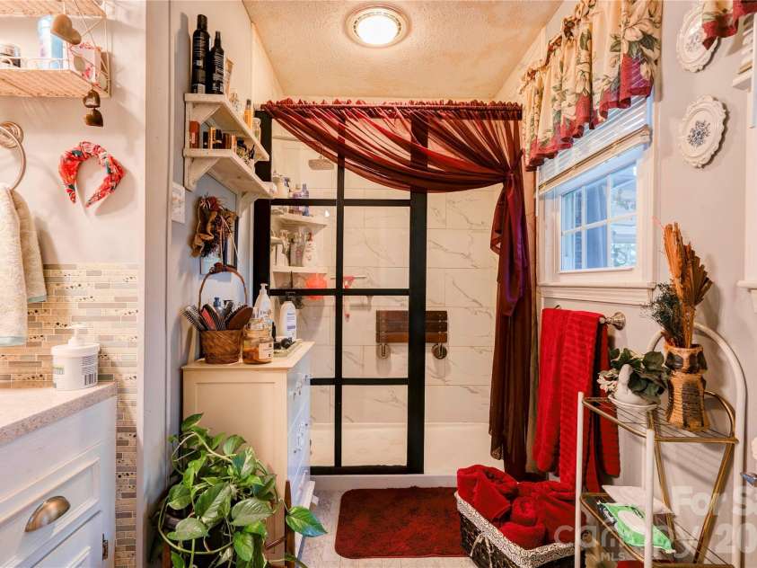 1564 Timberlake Drive, Shelby, NC 28150.  MLS# CAR4429438, YatesRealty ID 53699. Primary Bath