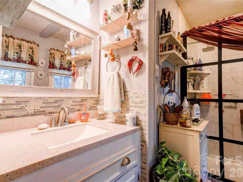 1564 Timberlake Drive, Shelby, NC 28150.  MLS# CAR4429438, YatesRealty ID 53699. Primary Bath